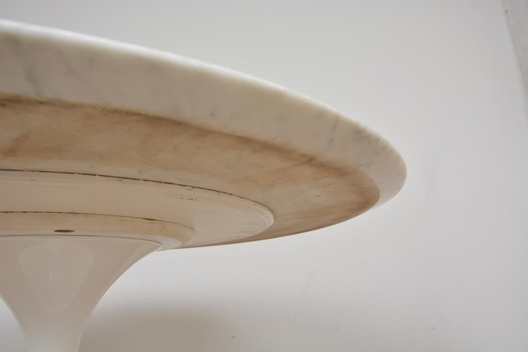 Dining table by Eero Saarinen for Knoll International dating back to the 60s