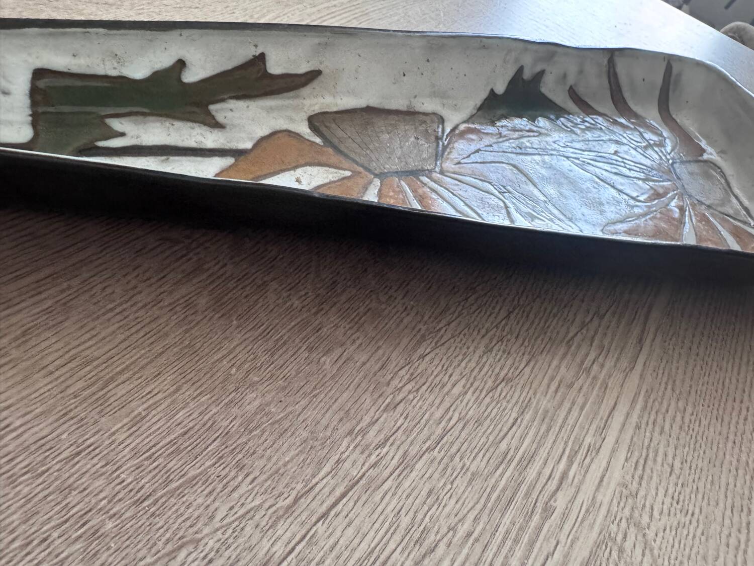 Plat décoratif en céramique signé Odette Dijeux