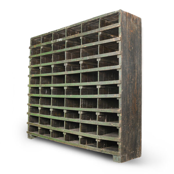 Meuble d’atelier en bois à 60 casiers