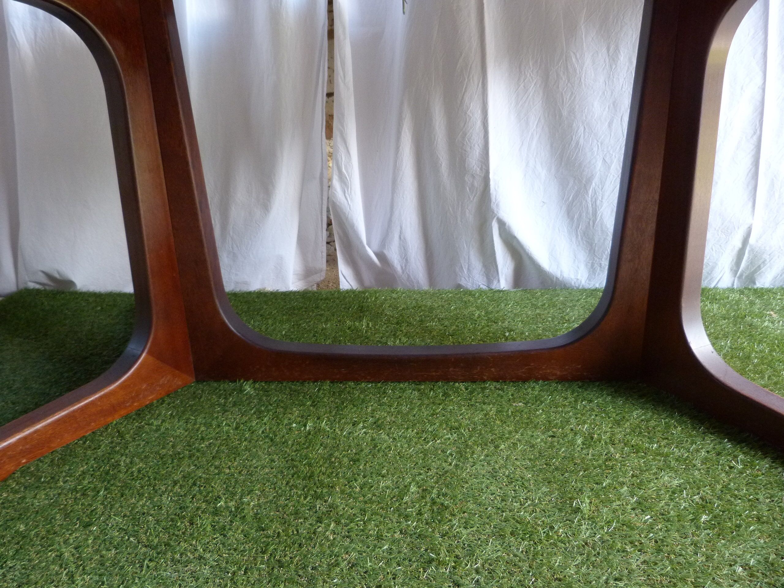 Extendable oval table