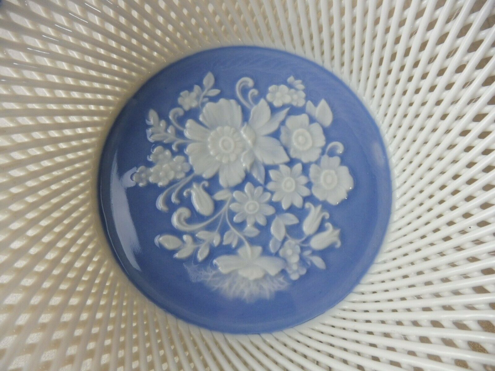 Old small basket in openwork porcelain, Moga Romania 86