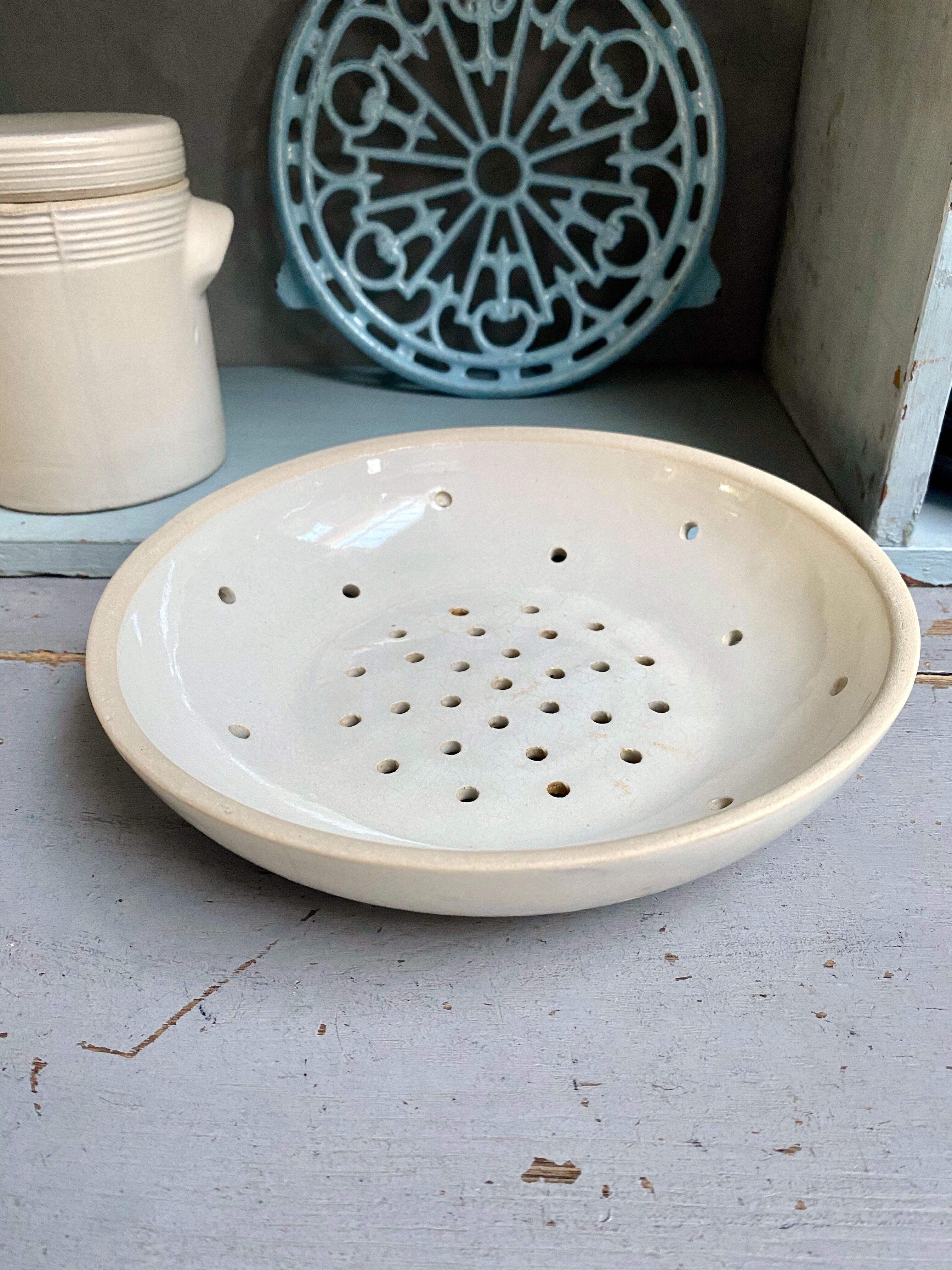 Fruit drainer in glazed stoneware