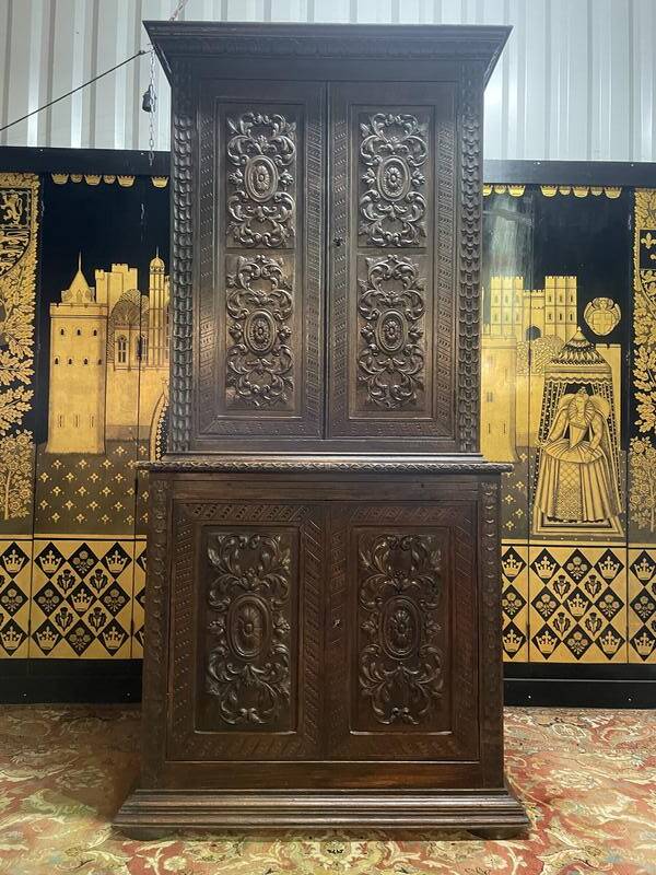 Buffet deux corps style Renaissance en chêne massif sculpté
