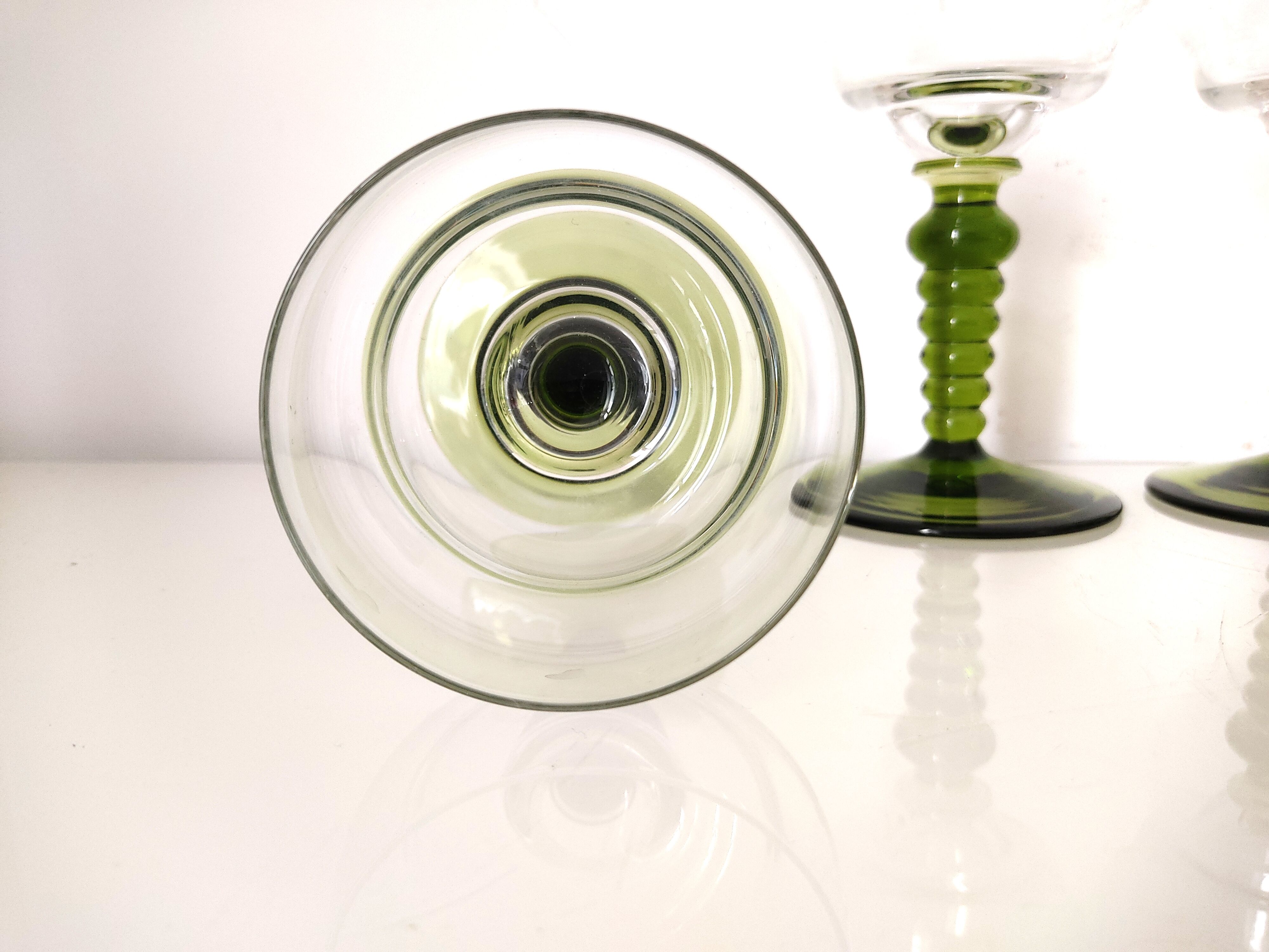 Set of 4 crystal glasses with green foot