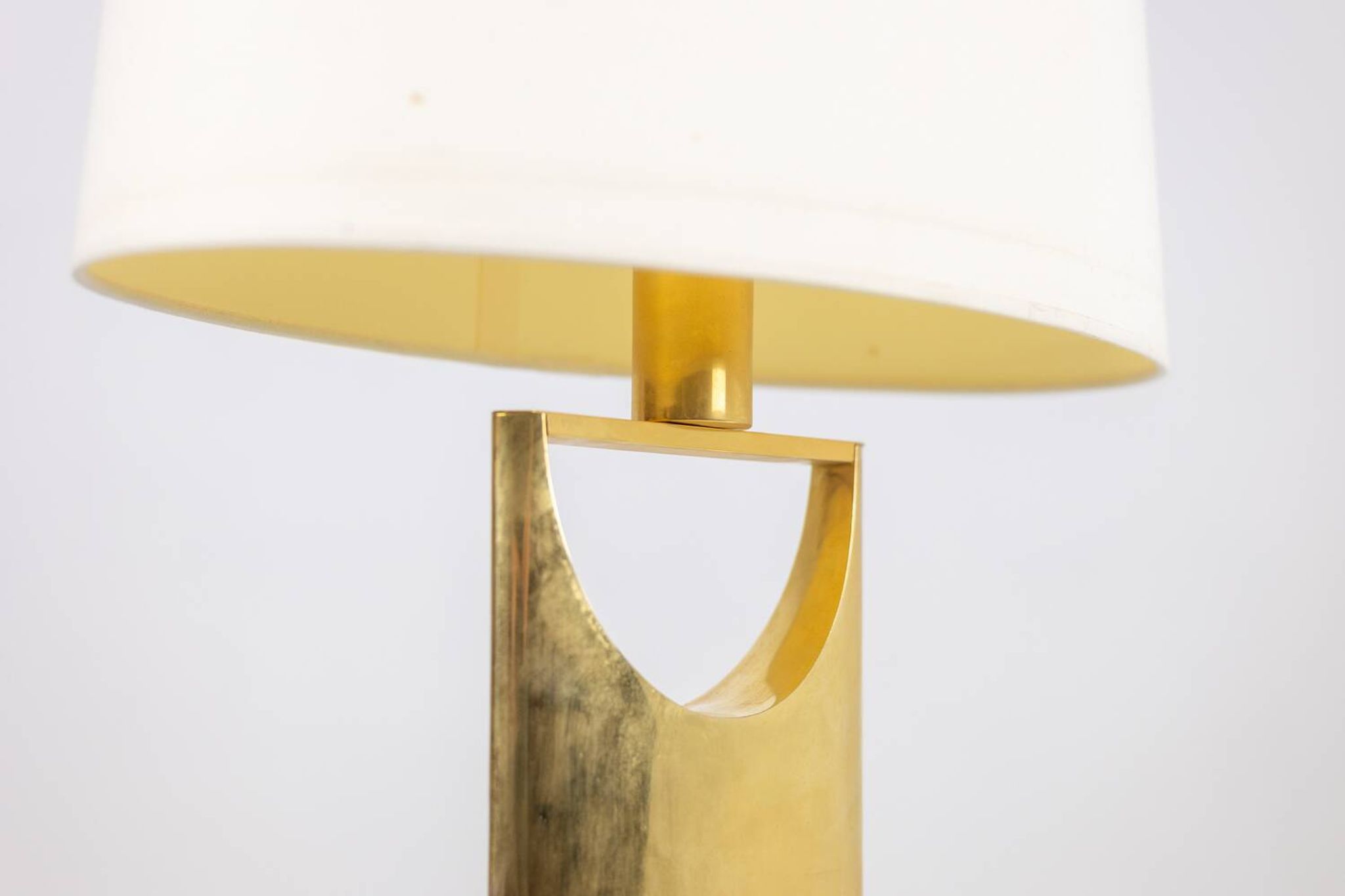 Lampe en bronze doré de forme H. 20e siècle.