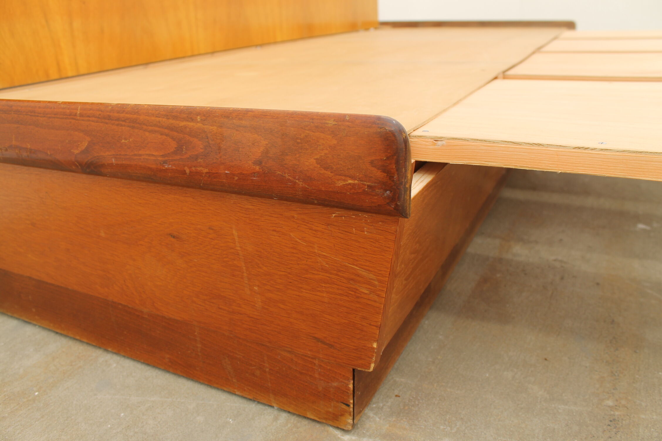 Mid century sofabed in walnut by jindrich halabala for up zavody, 1950´s