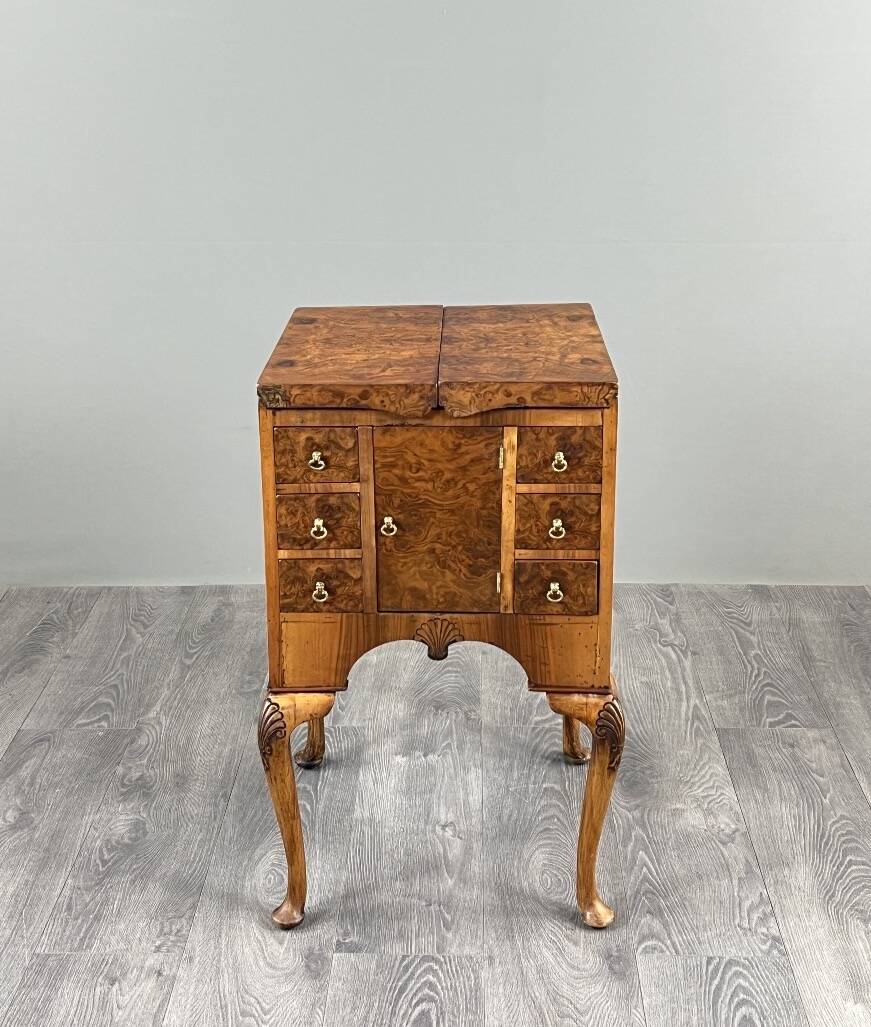 Bureau de style Queen Anne en placage de loupe de noyer, XXe siècle