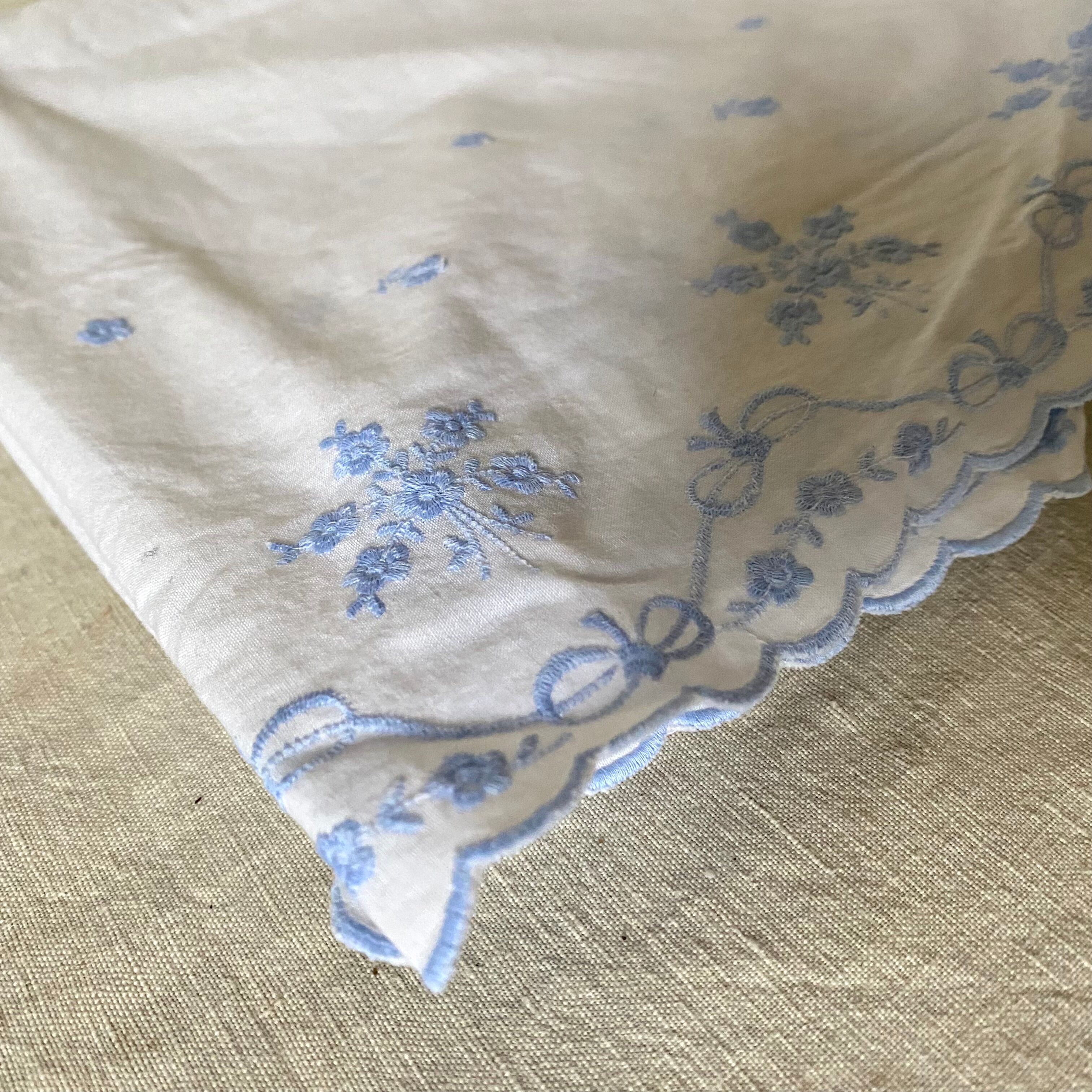 Baby sheet embroidered with blue flowers