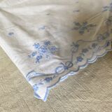 Baby sheet embroidered with blue flowers