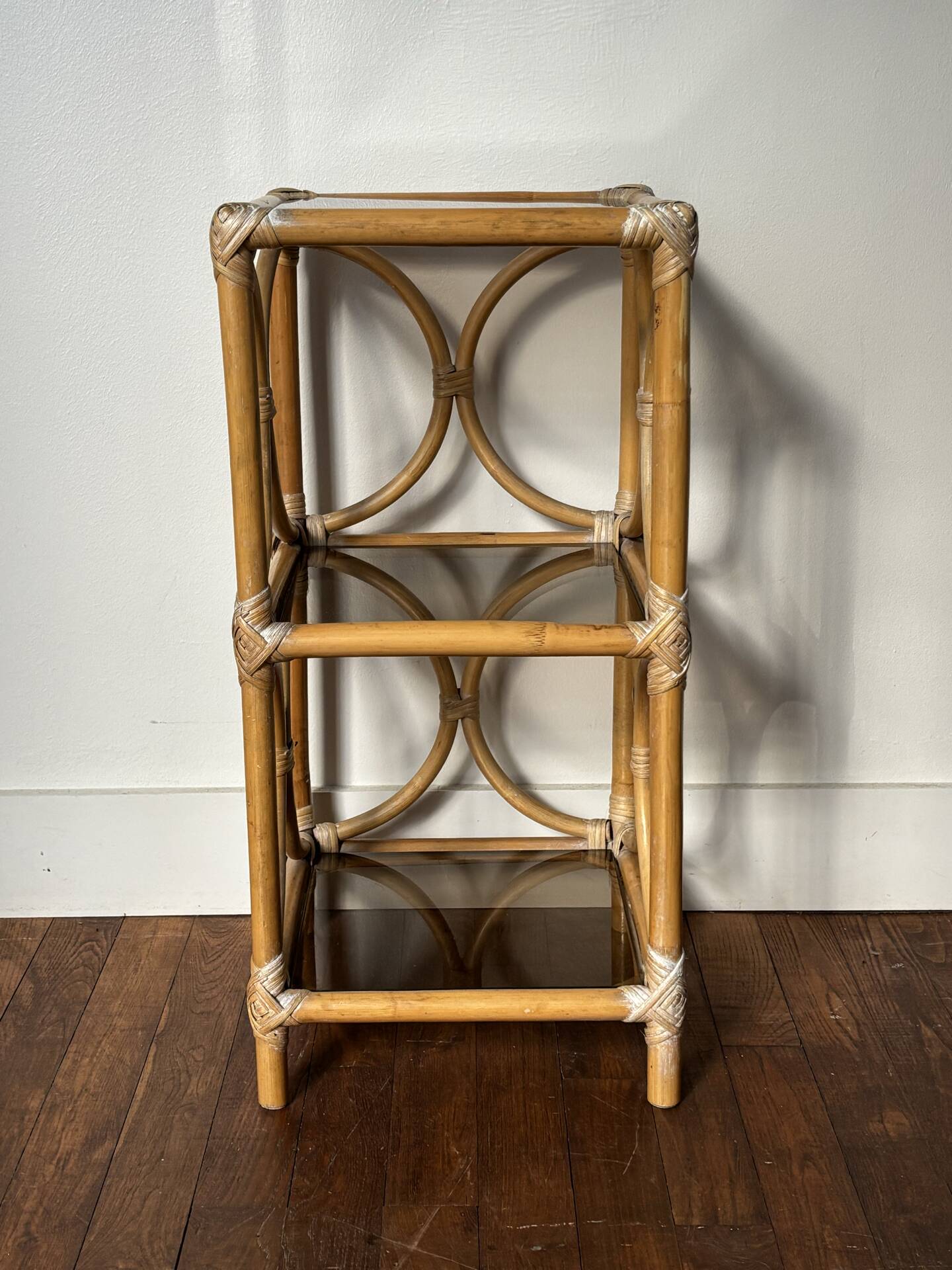 Etagère en rotin et verre