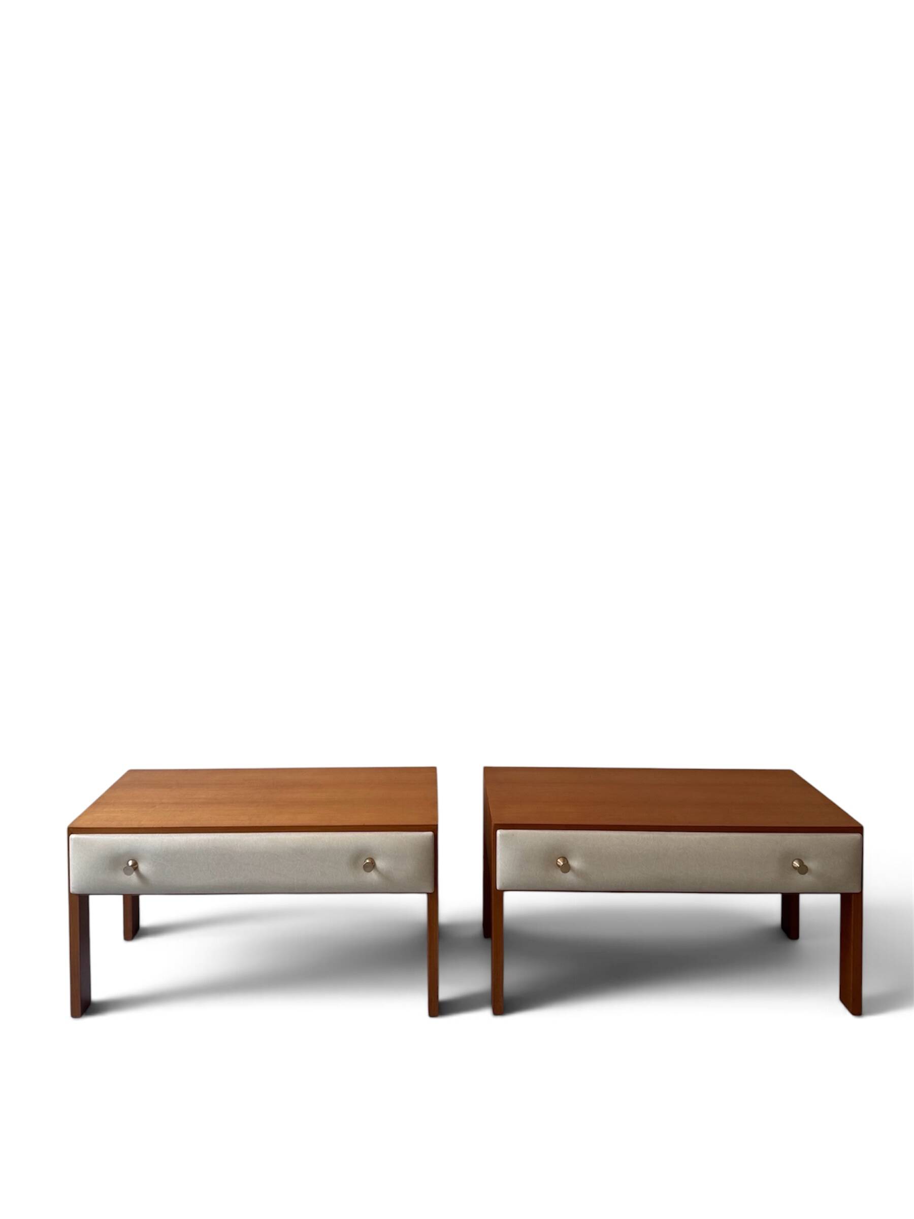 Paire de chevets modernistes en bois et cuir blanc, Roger Landault 1950