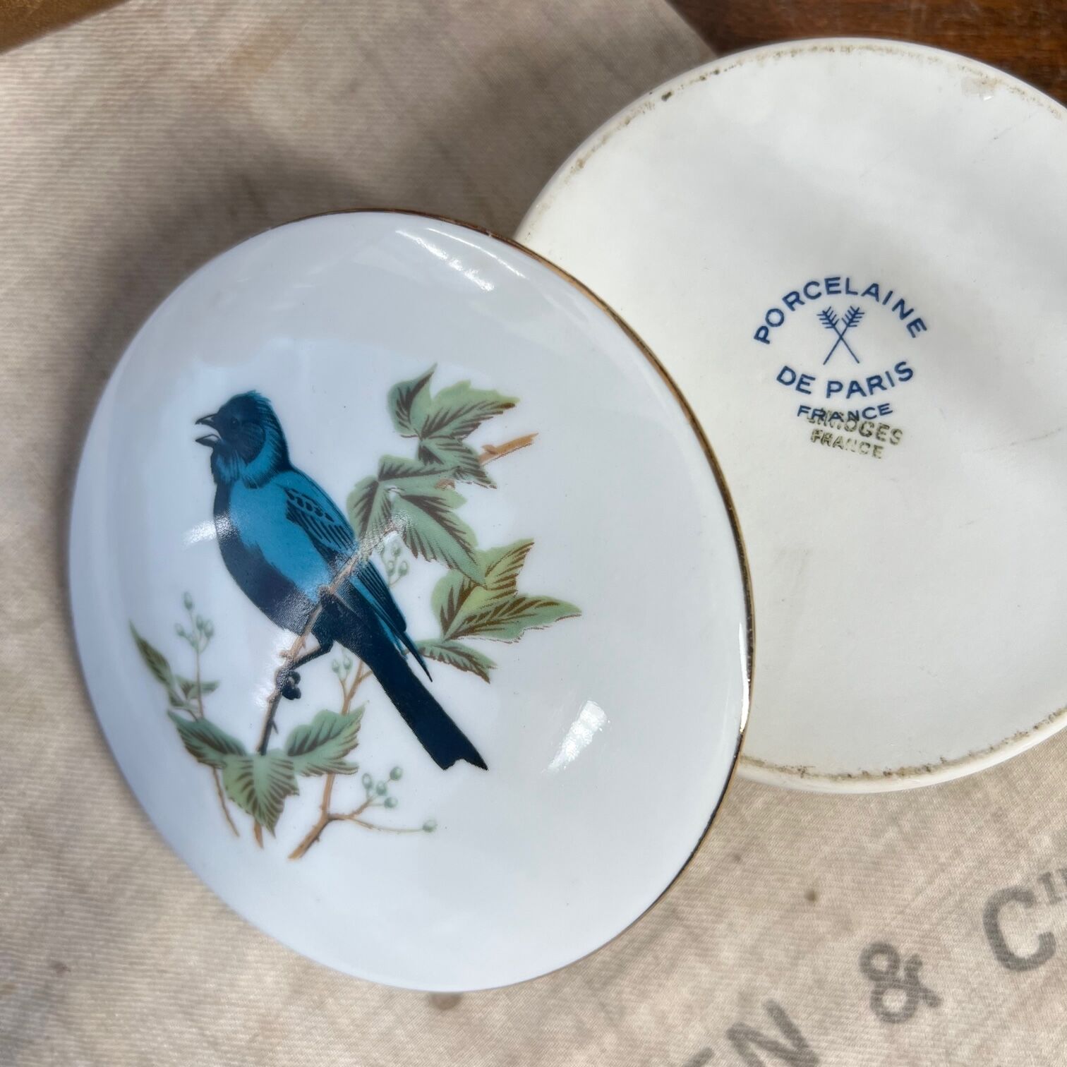Round porcelain box "bird"