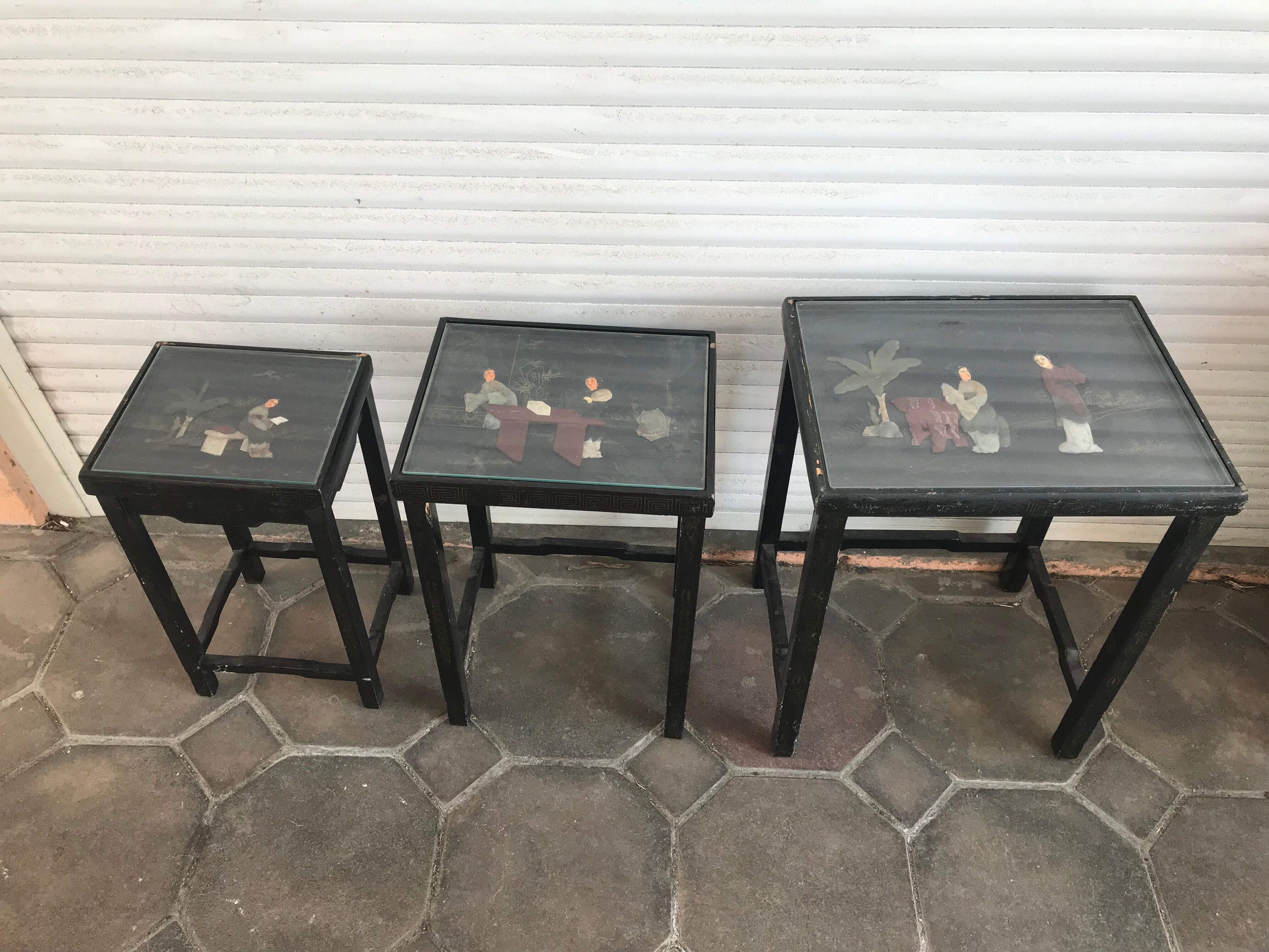 Tables gigognes chinoises en bois laqué incrustations de pierres dures années 60