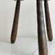 Tabouret tripode ancien en bois foncé sculpté