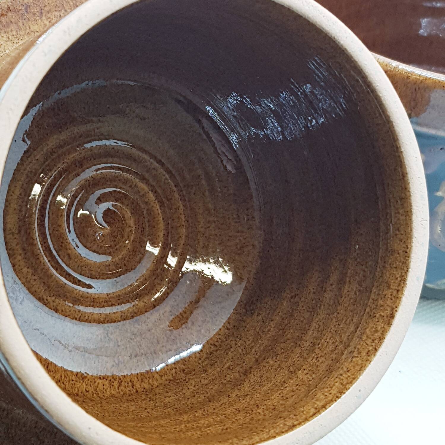 Cloche à beurre en poterie