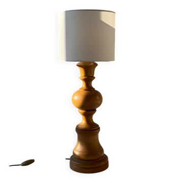 Lampe de table en bois tourné