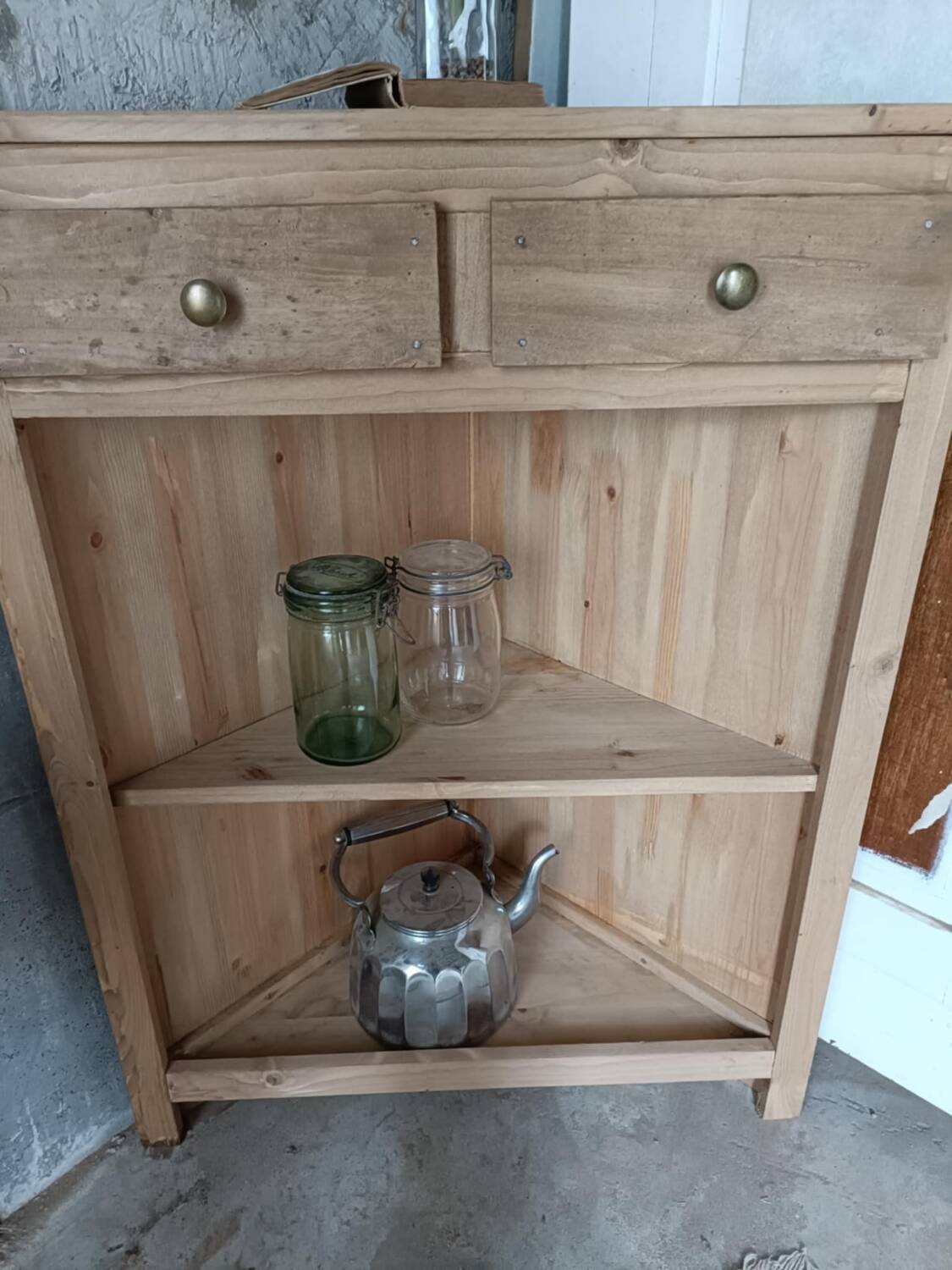 Corner cabinet