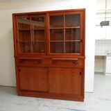 Vitrine de cuisine vintage avec portes coulissantes