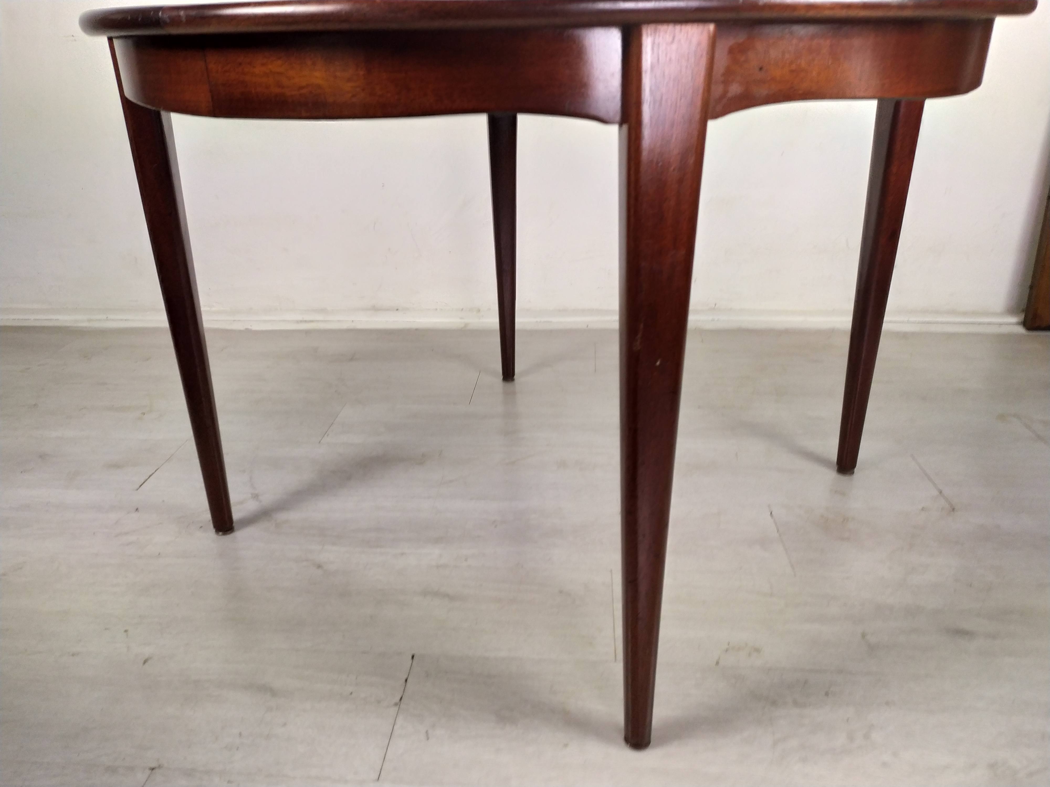 Scandinavian extendable table