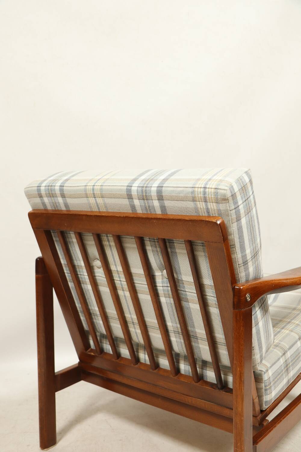 Fauteuil vintage, coussins à carreaux neufs, état d'origine du bois des années 1970