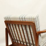 Fauteuil vintage, coussins à carreaux neufs, état d'origine du bois des années 1970