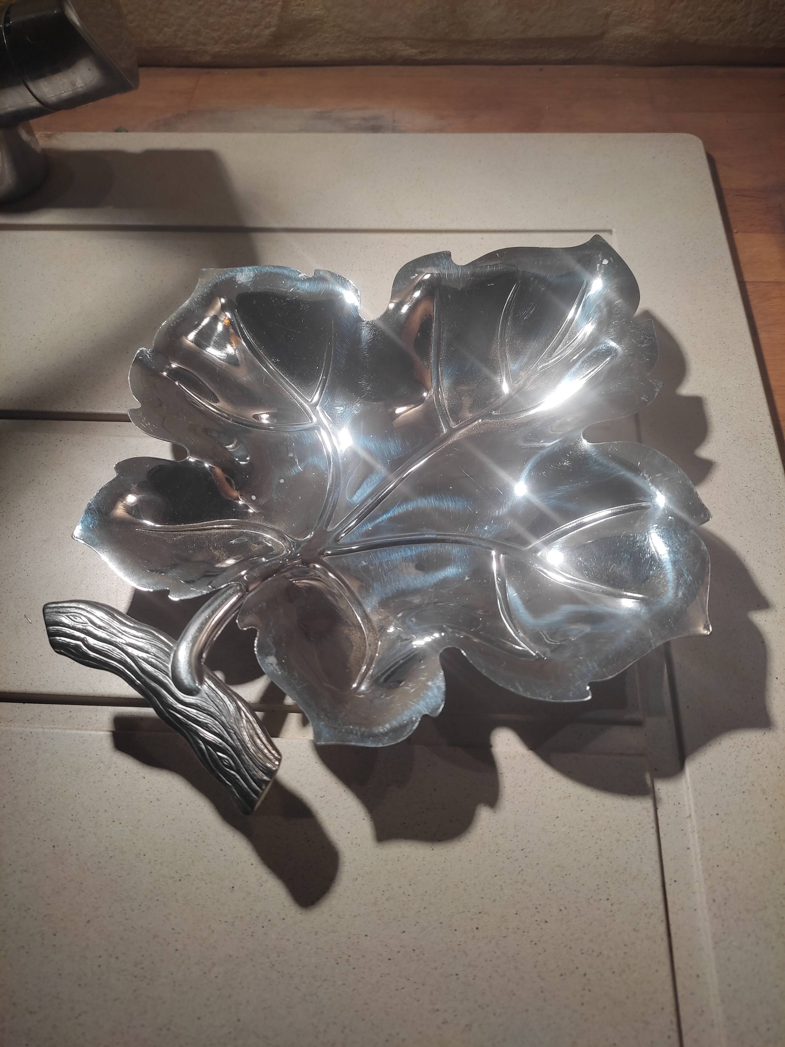 Aperitif dish leaf shape