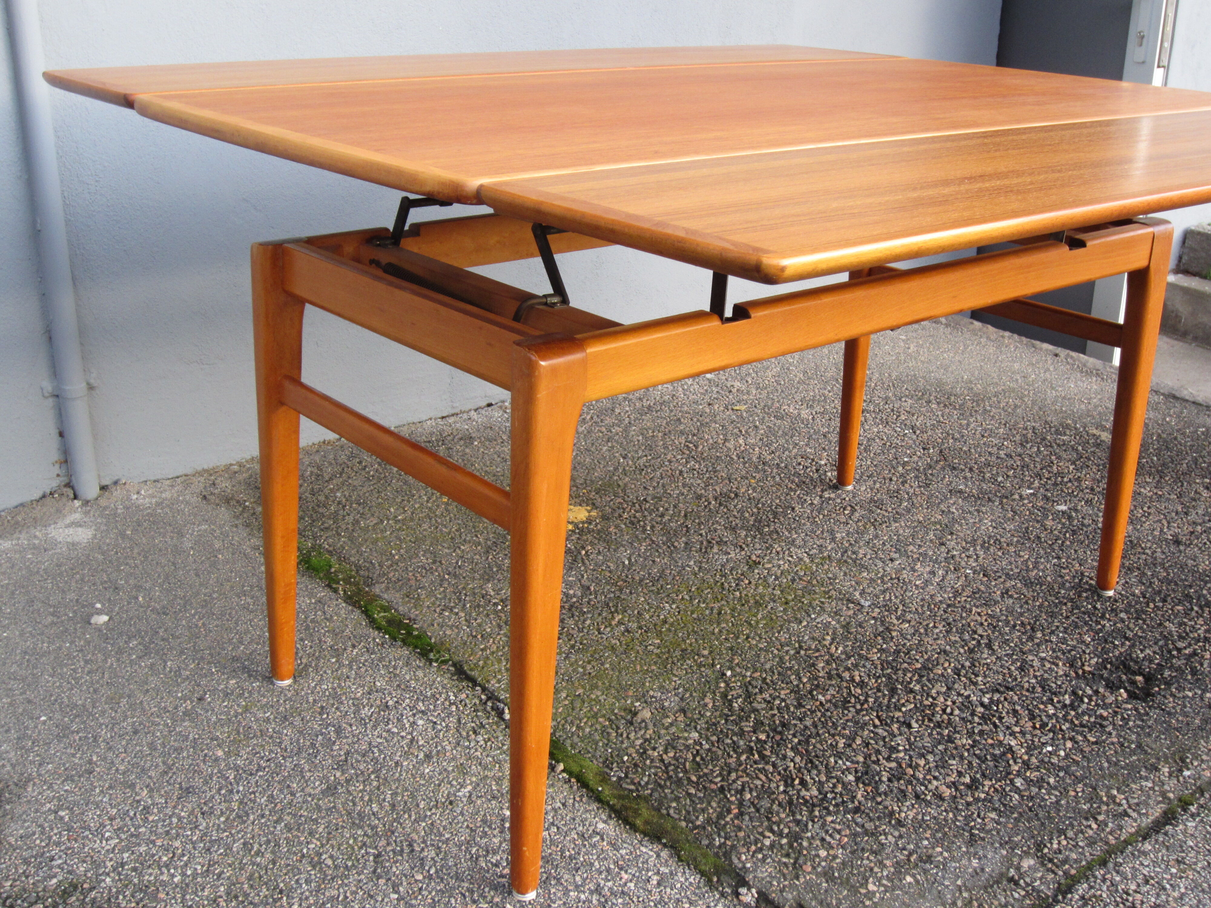 Scandinavian teak coffee table that can be upgraded to a dining table