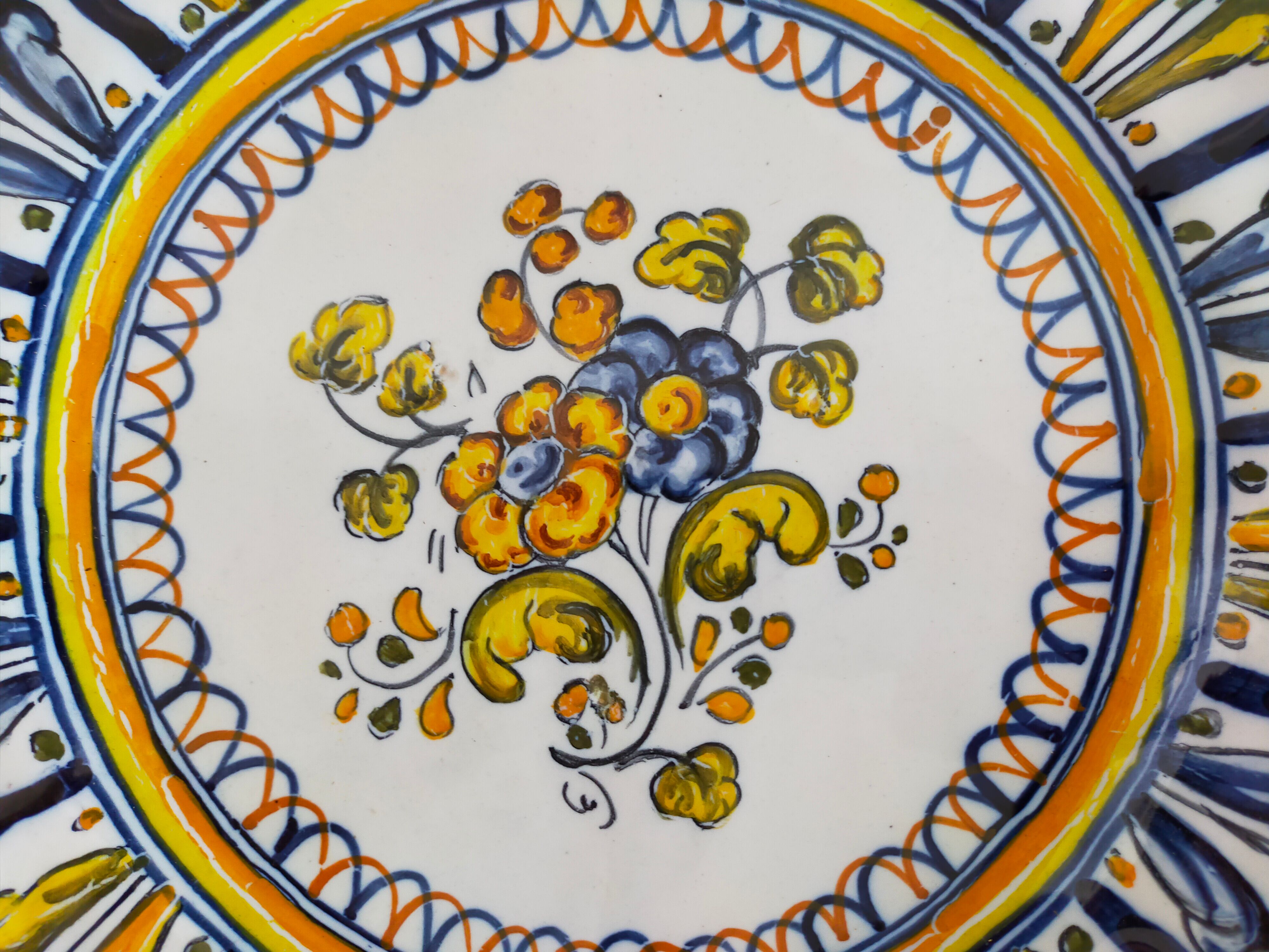 Hand-painted hand-painted decorative plate