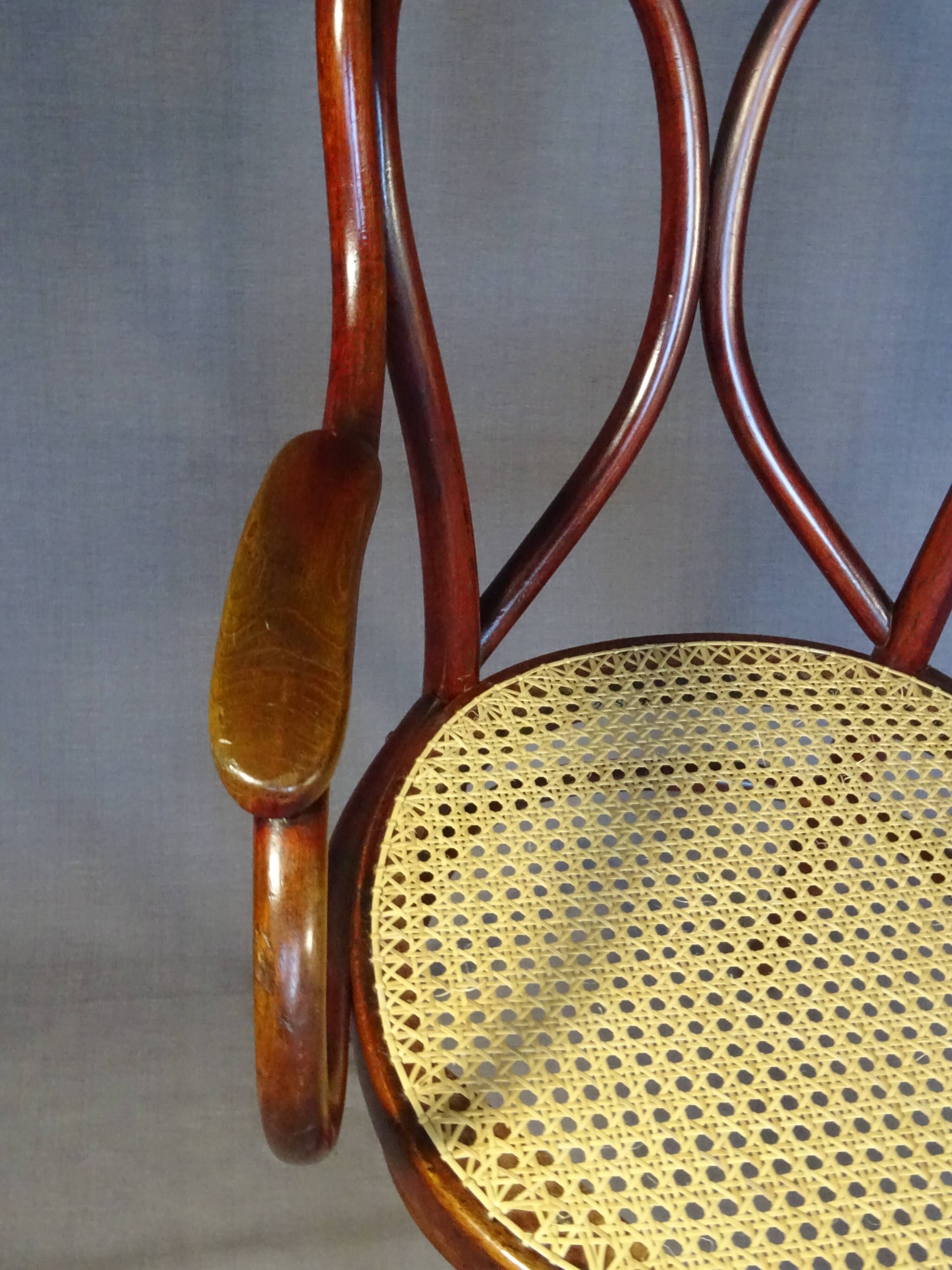 Fauteuil Thonet N°19 canné neuf , prêt à servir- Vers 1905 -