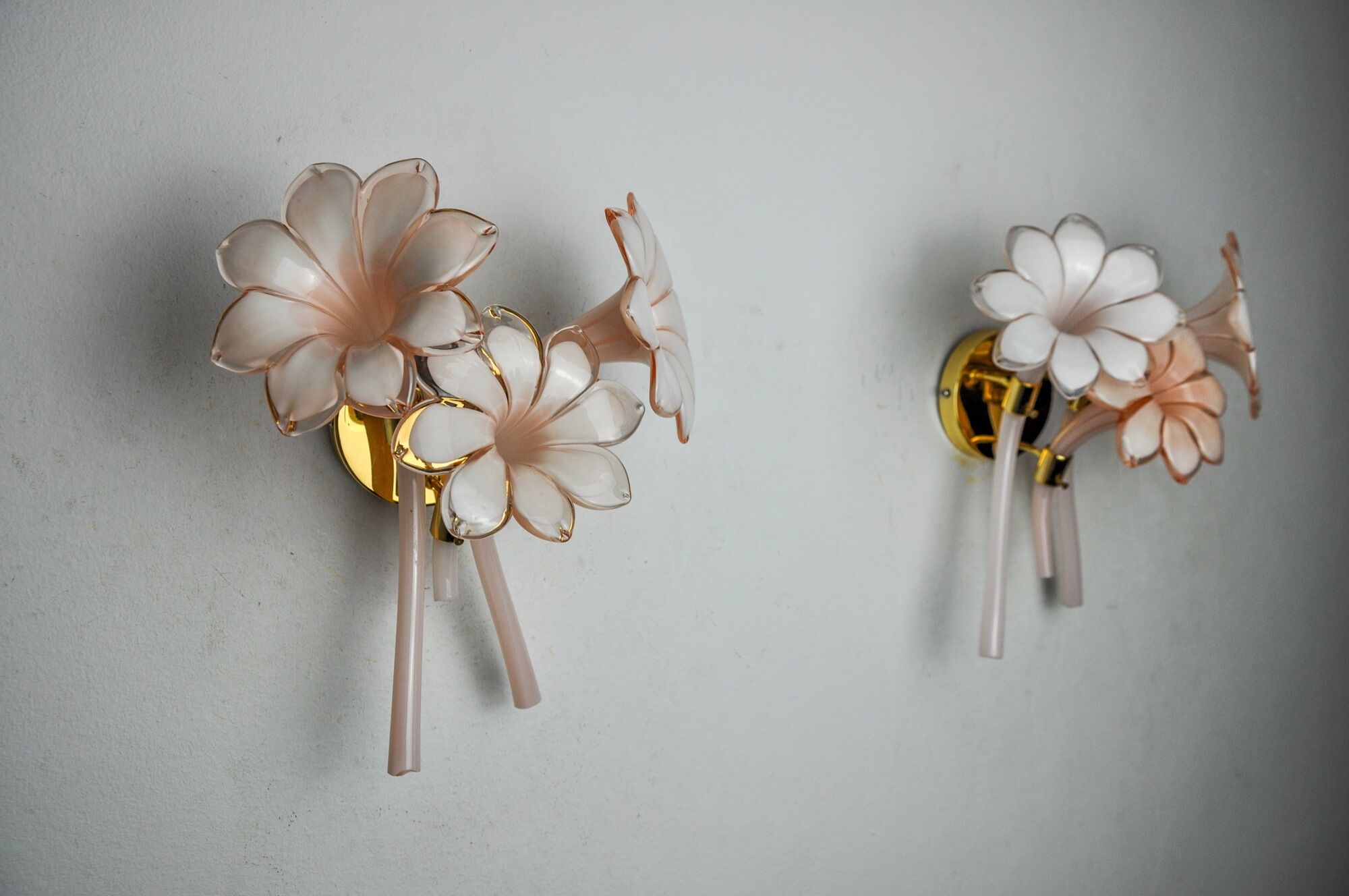 Paire d'appliques fleurs de lys roses, verre de murano, Italie, 1970
