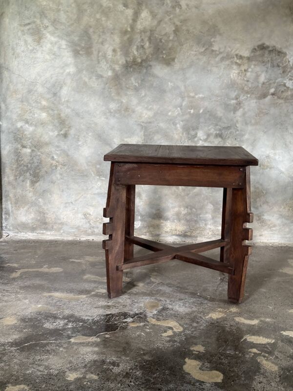 Coffee table, petite table basse indonésienne ancienne moderniste en teck