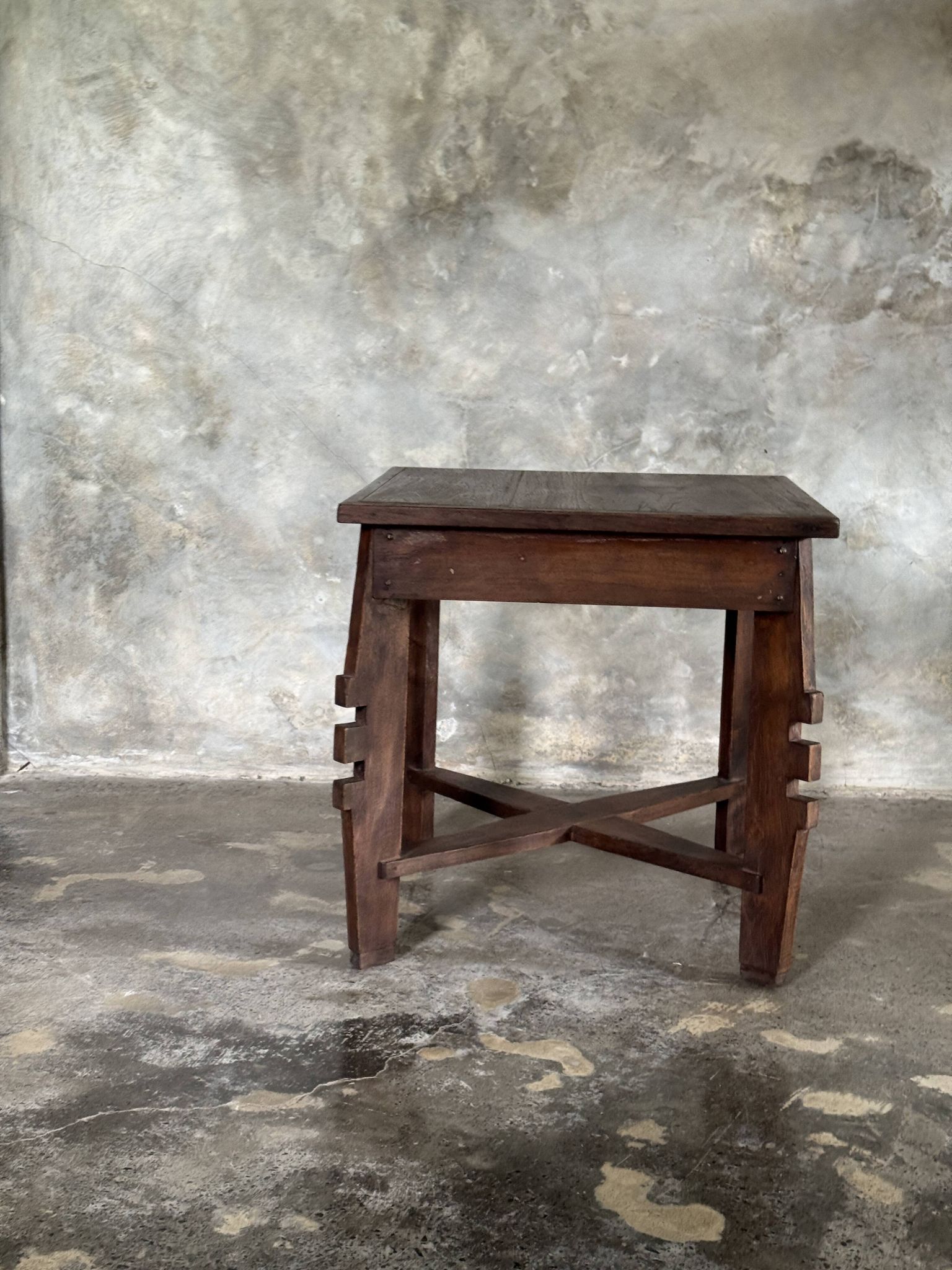 Coffee table, petite table basse indonésienne ancienne moderniste en teck
