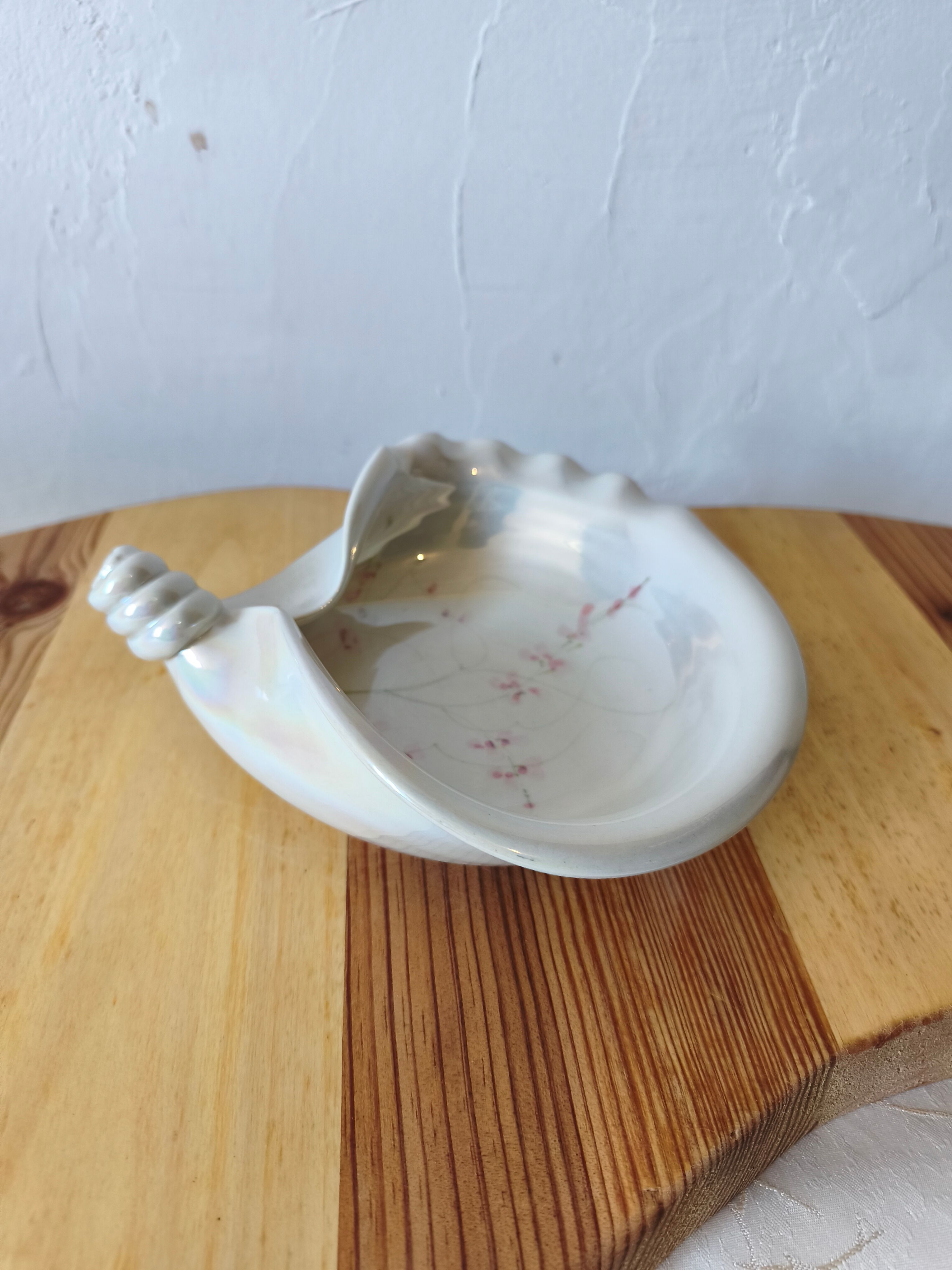Vide poche coquille en porcelaine irisée