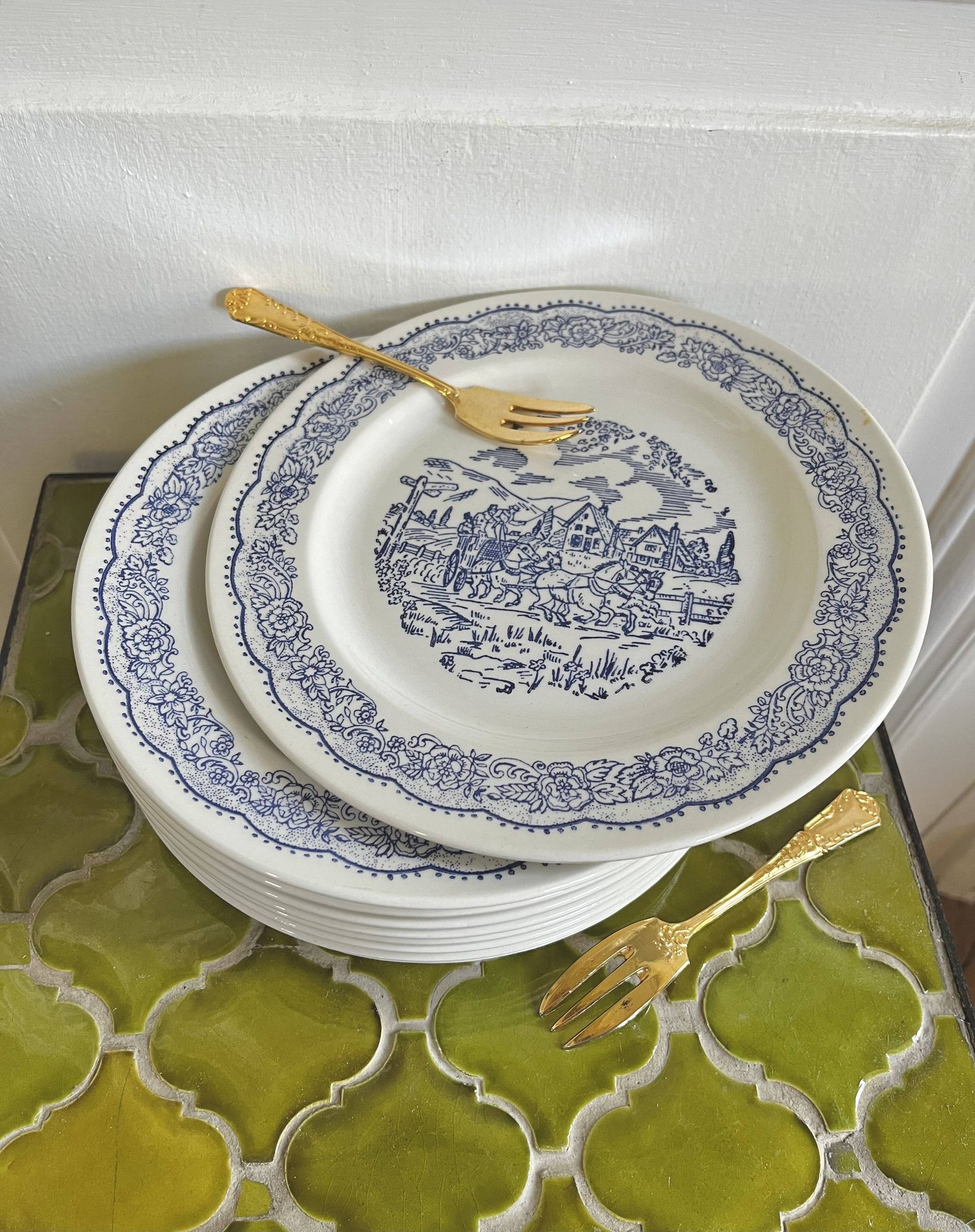 9 assiettes à dessert anglaises décor bleu calèche