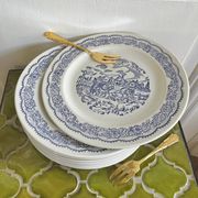 9 assiettes à dessert anglaises décor bleu calèche