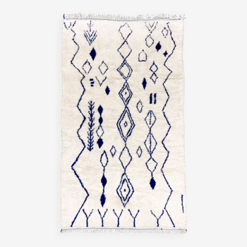 Tapis berbère marocain Azilal écru à motifs bleu majorelle 2,65x1,53m