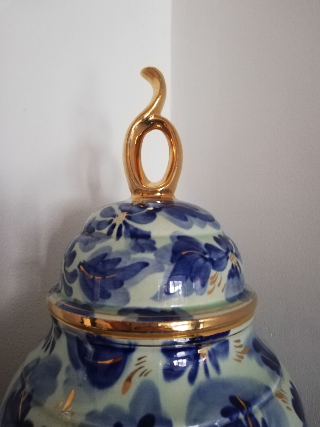 White and blue potiche bequet quaregnon