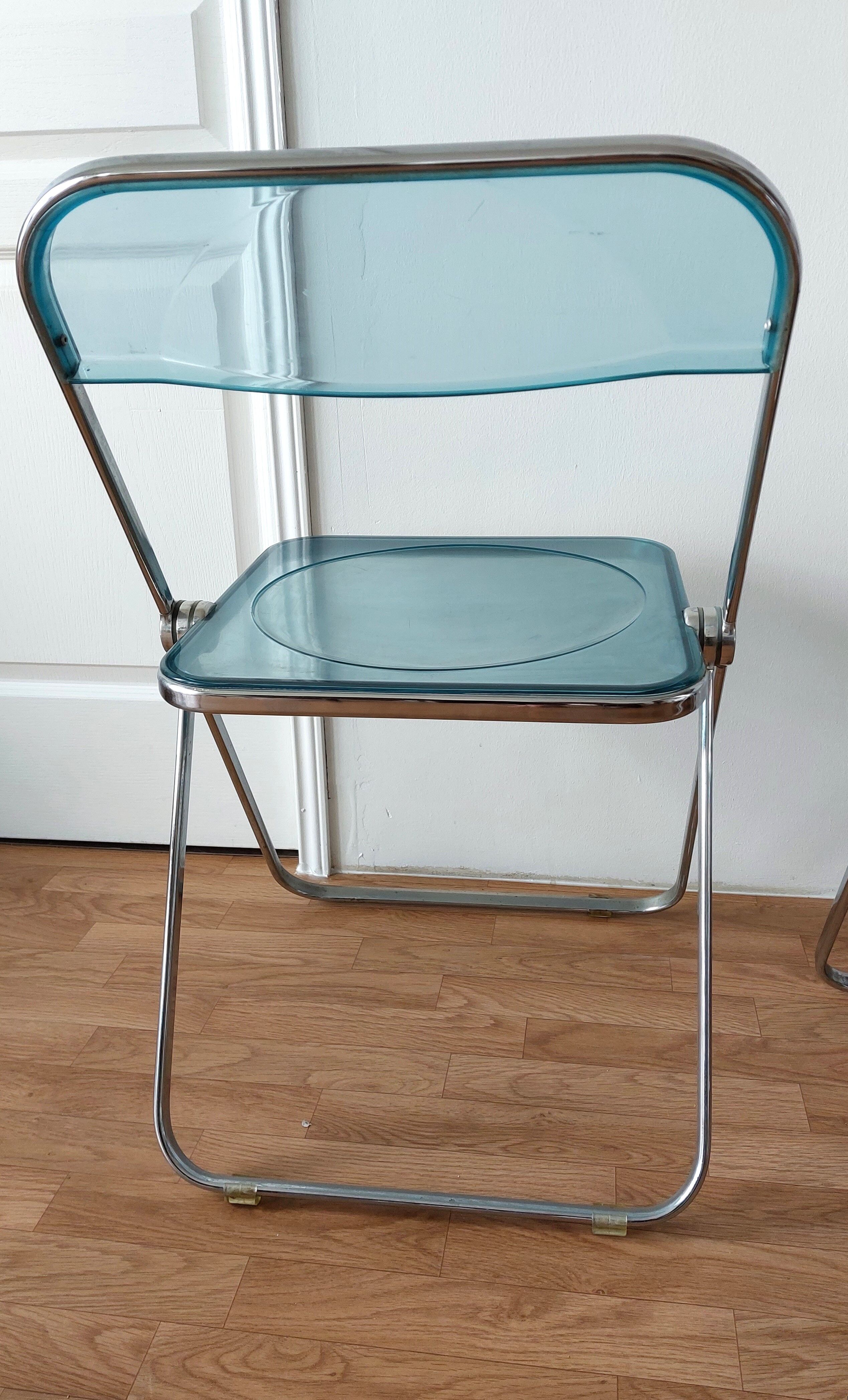 Pair of translucent blue chairs Plia design Giancarlo Piretti for Castelli, 1960.