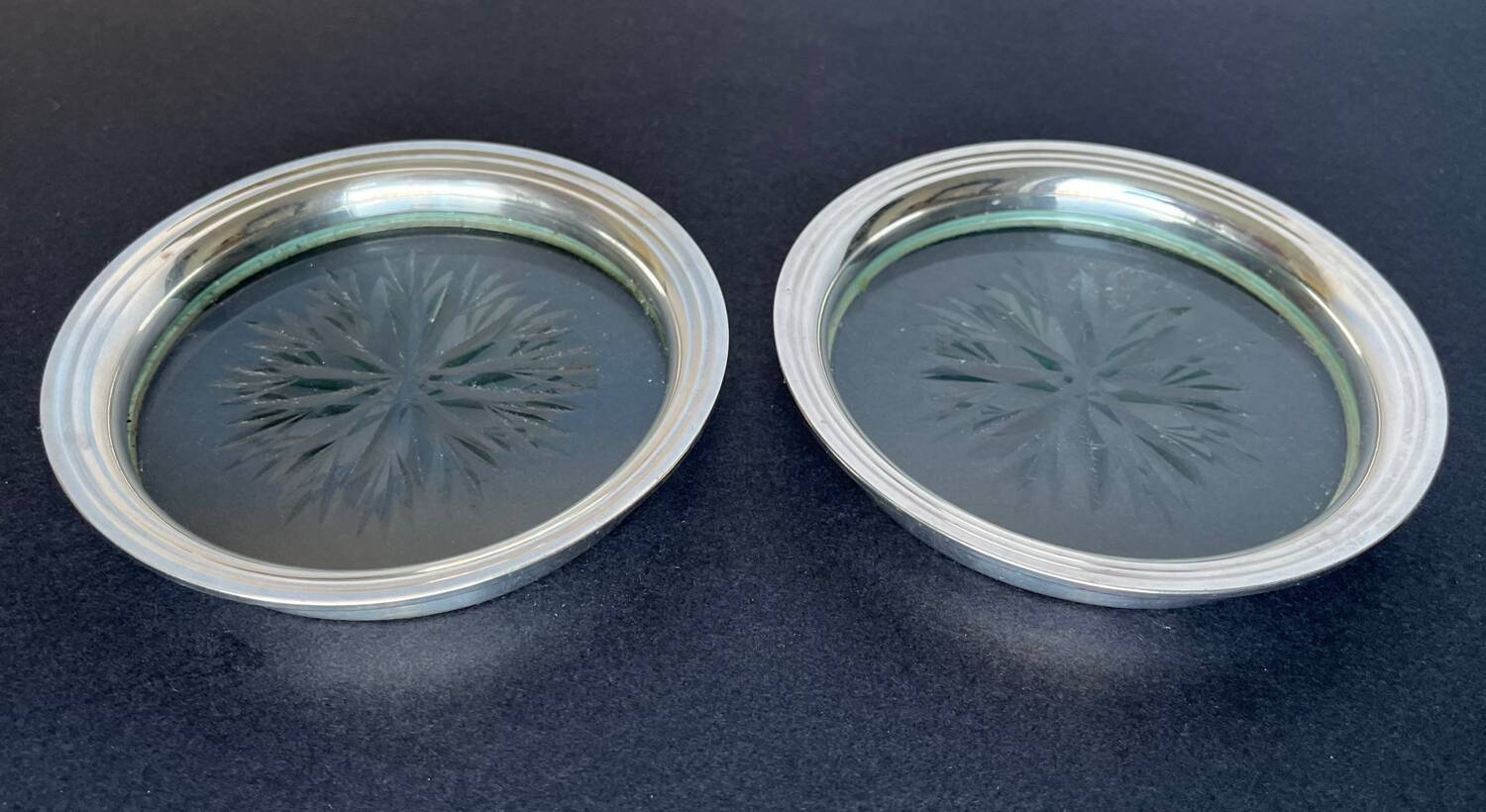 2 Bottle coasters in cut glass and silver metal