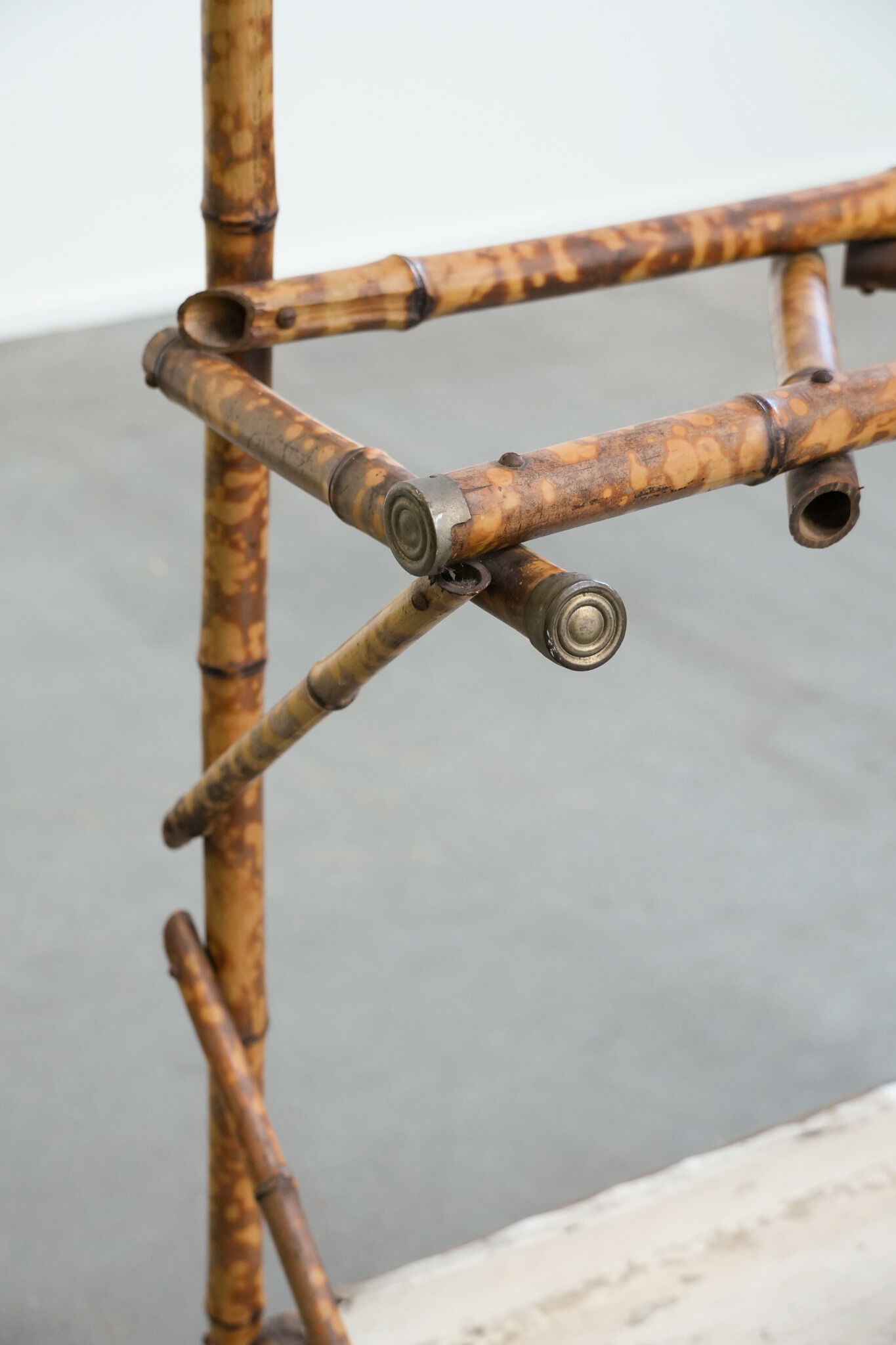 Porte-manteau ancien français en bambou, avec miroir et porte-parapluie.