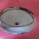 Cafetière en tôle émaillée blanche à filets rouges et dorés