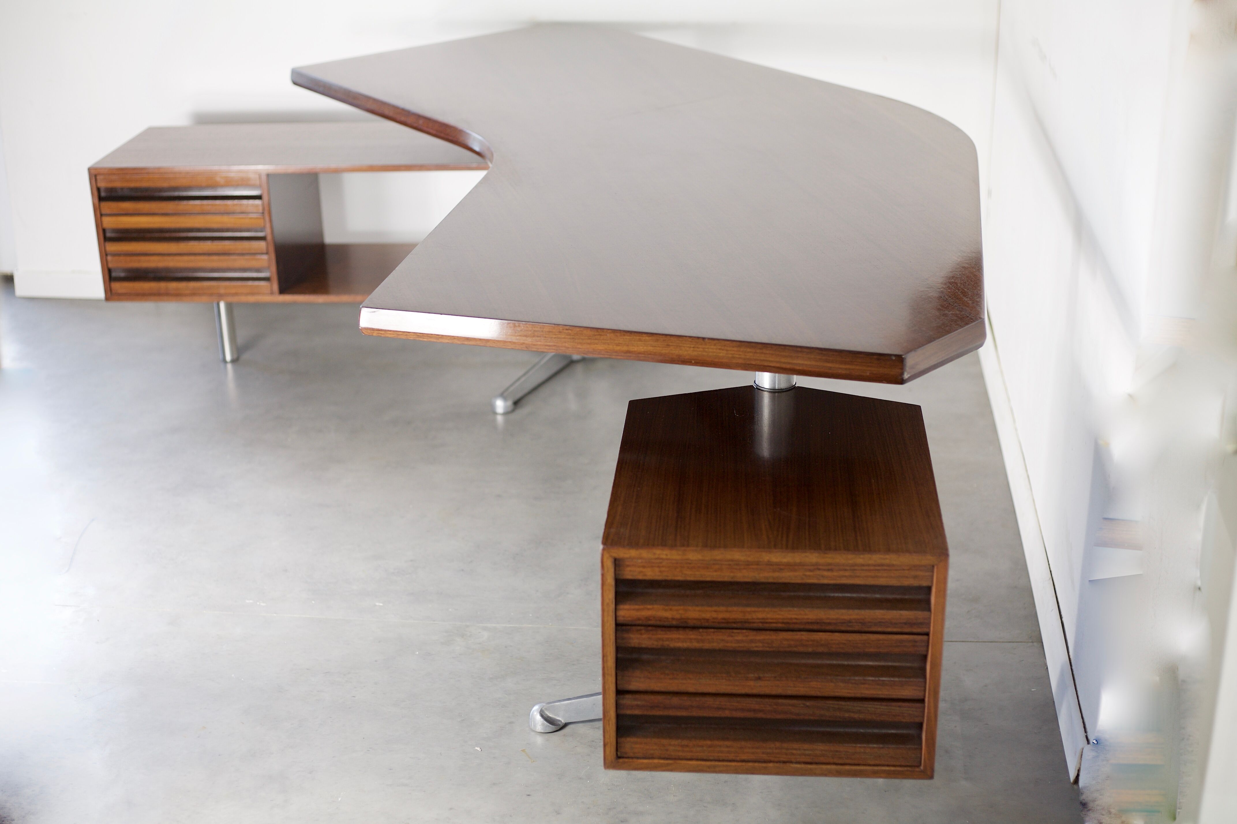 Bureau boomerang modèle T96 de Osvaldo Borsani, édité par Tecno, Italie circa 1960