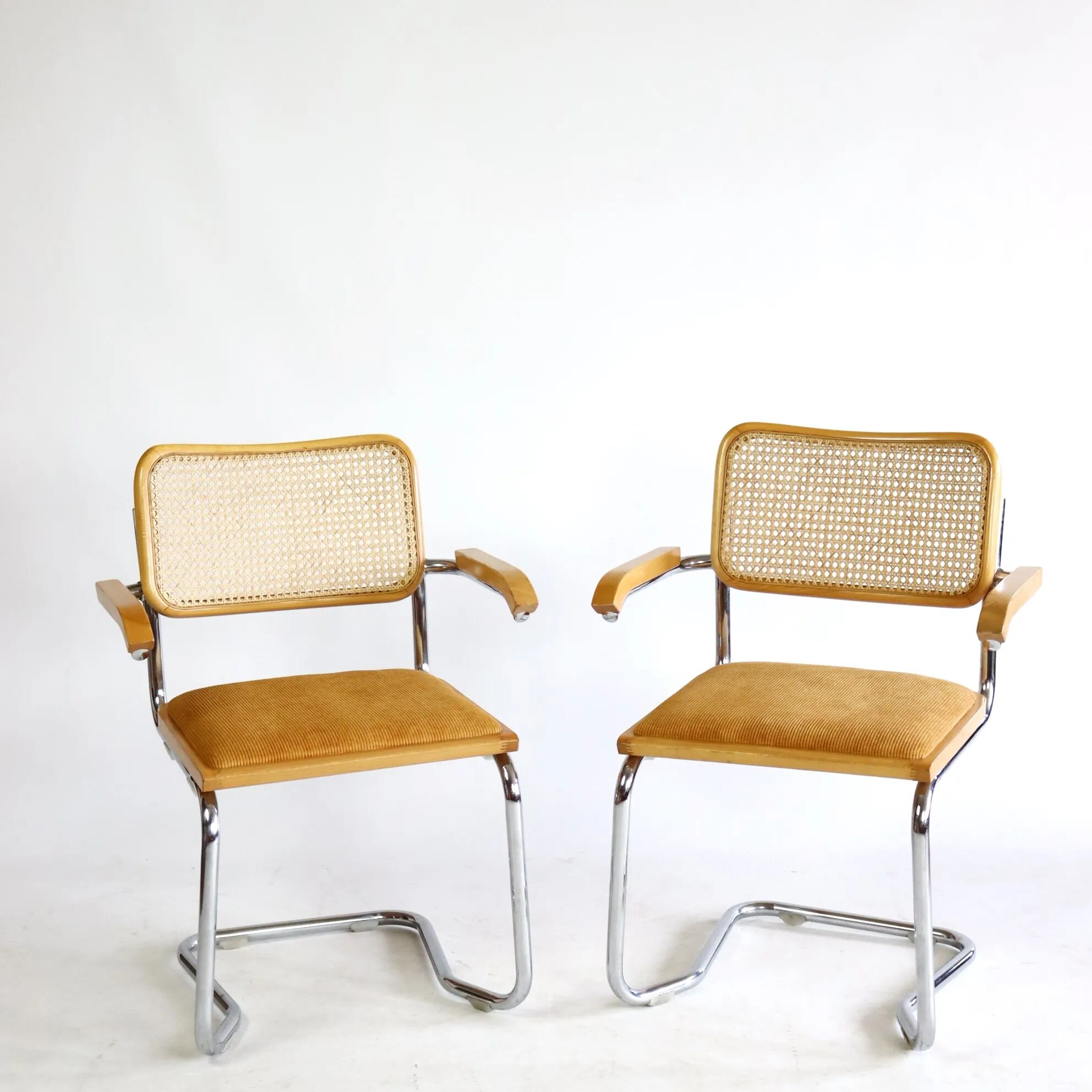 Paire de chaises B64