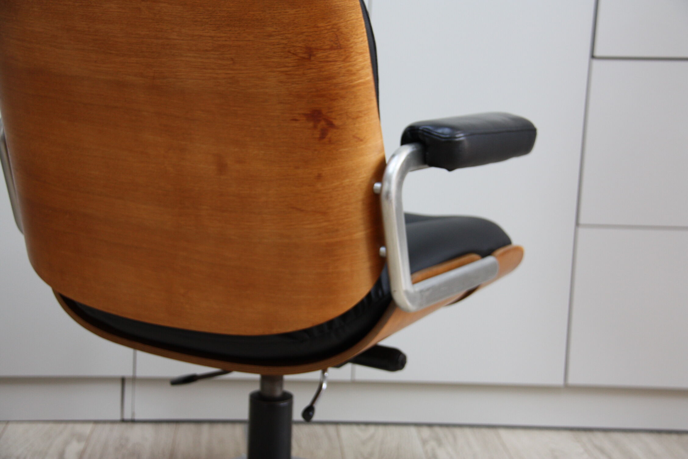 Vintage swivel office armchair in black leather and wood by Giroflex 60s