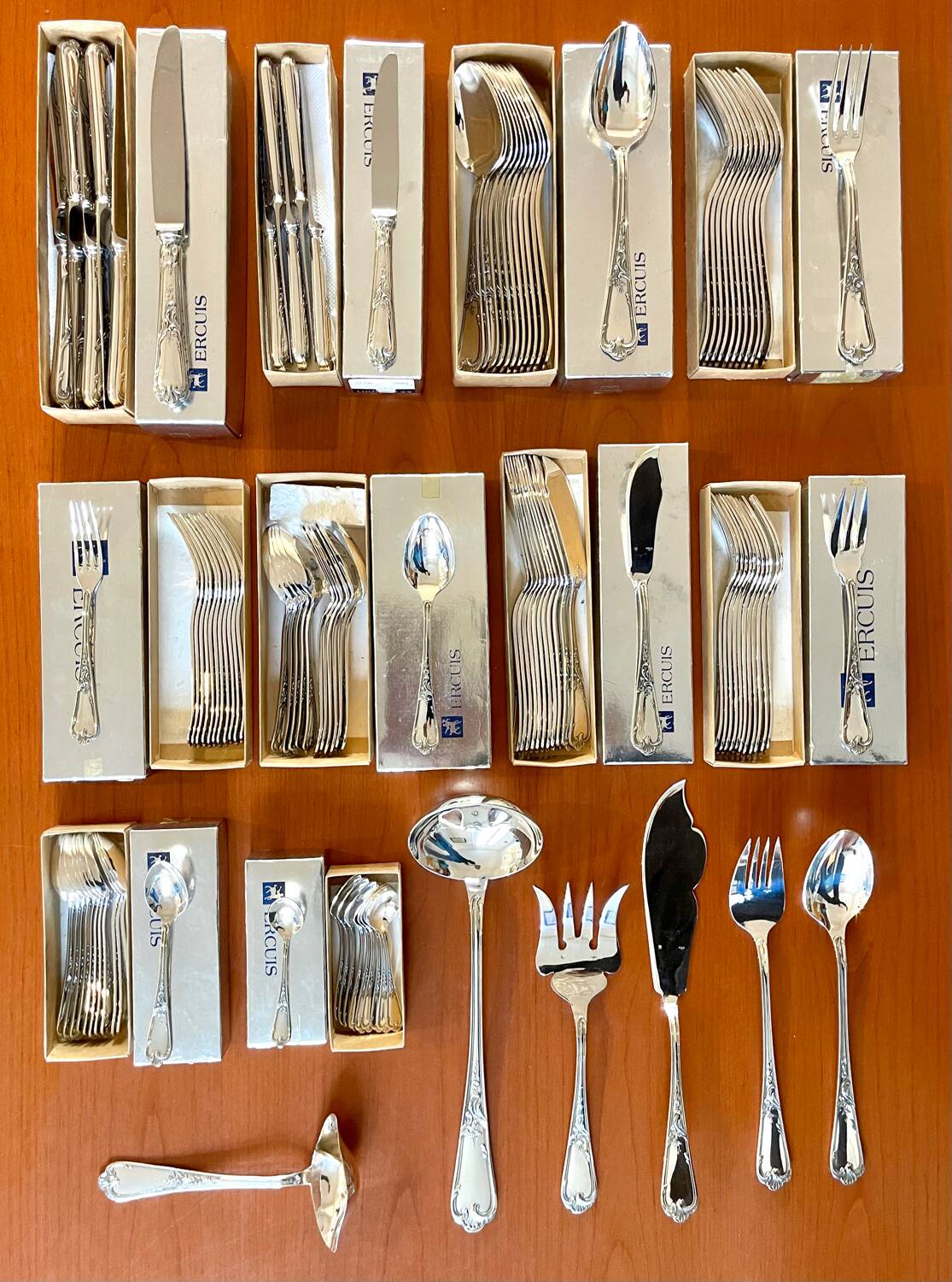 Ercuis cutlery set, 124 pieces, Louis XV style, in near-new condition.