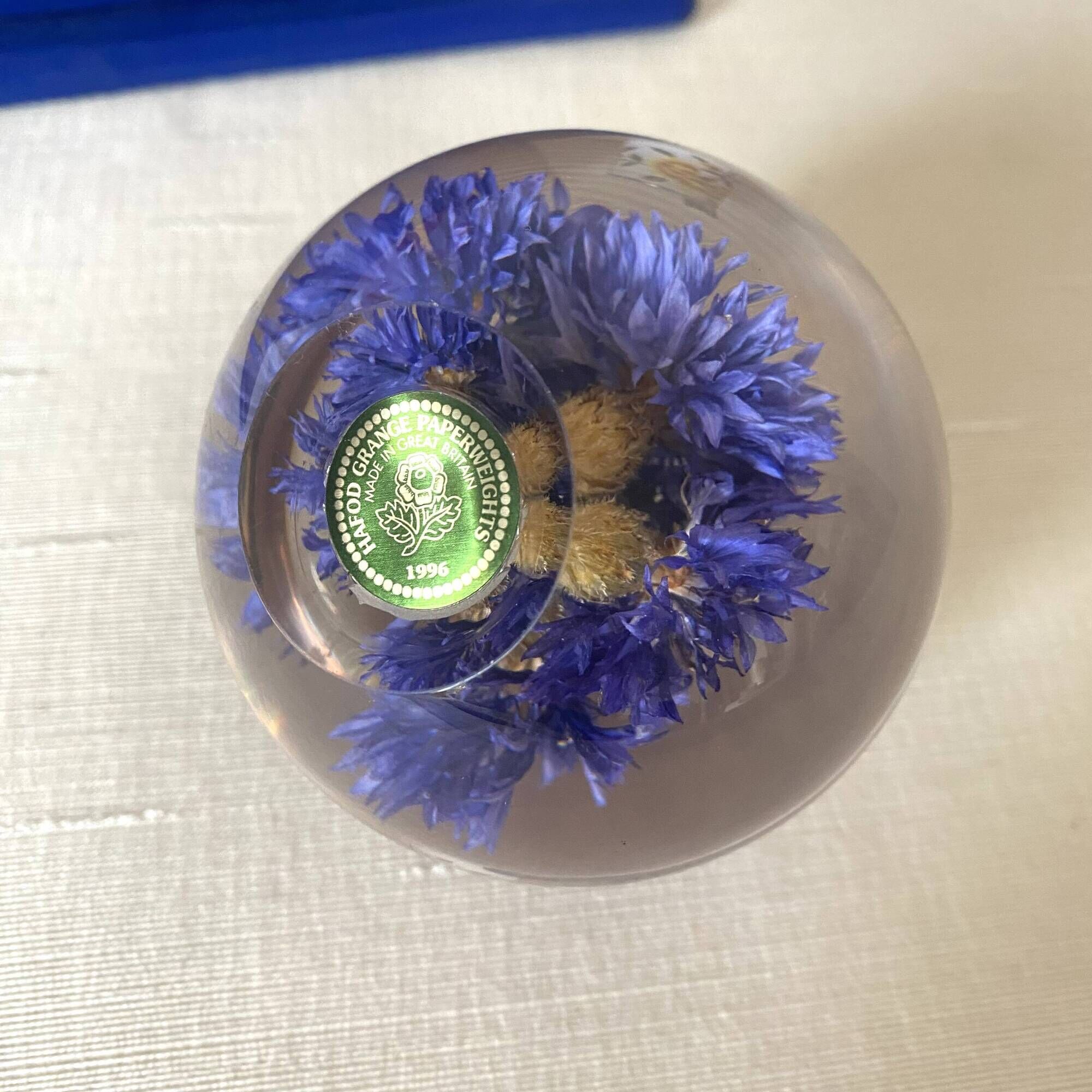 Presse papier  en résine avec un bleuet , Great Britain