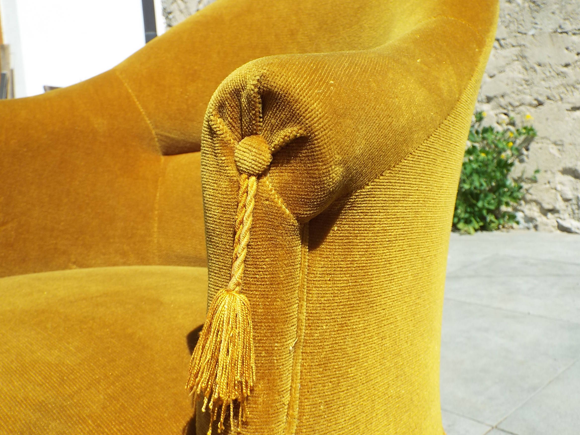 Fauteuil crapaud en velours ocre