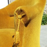 Fauteuil crapaud en velours ocre