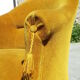 Fauteuil crapaud en velours ocre