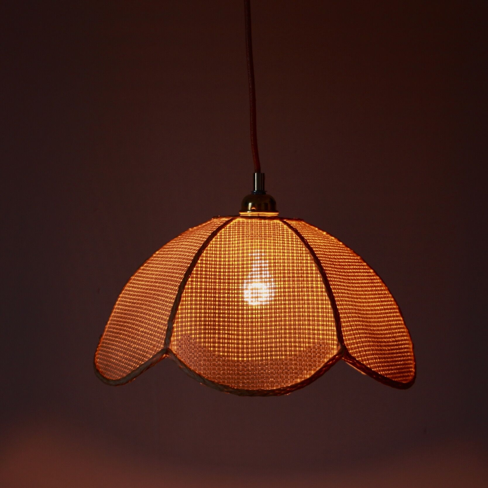 Flower suspension in natural fiber